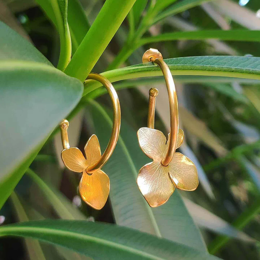 Vintage Reifen-Ohrringe mit goldener Blume – Ein Hauch von Eleganz