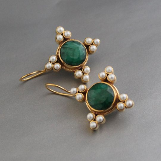 Elegante Vintage-Ohrringe mit grünem Kristall und edlen Perlen