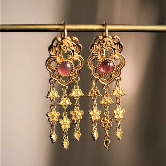 Elegante Vintage-Ohrringe mit funkelndem Gold- und leuchtendem Rotstein-Anhänger