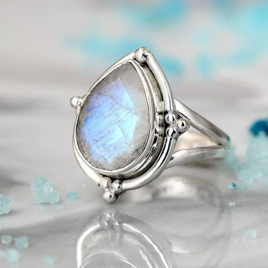 Eleganter Vintage-Ring in Tropfenform aus strahlendem Weißopalin