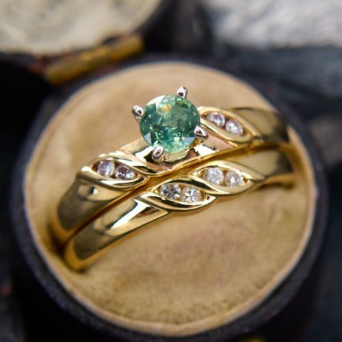 Vintage-Goldring mit strahlendem grünen Kristall