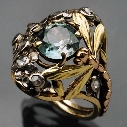 Eleganter Vintage-Goldring mit atemberaubendem blauen Kristall und floralem Design