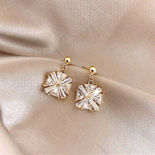 Elegante Gold-Ohrringe mit funkelnden Zirkonia-Steinen