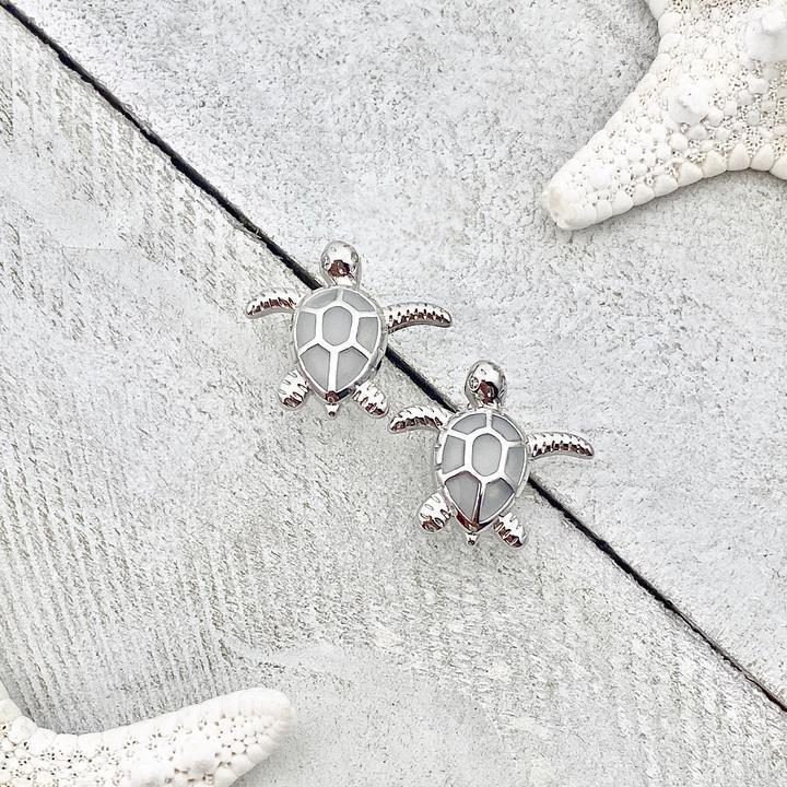 Elegante Meeresschildkröten-Ohrringe aus funkelndem Opal und feinstem Silber