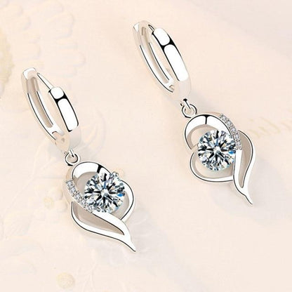 Elegante Ohrringe mit funkelnden Zirkonia-Steinen in Silber